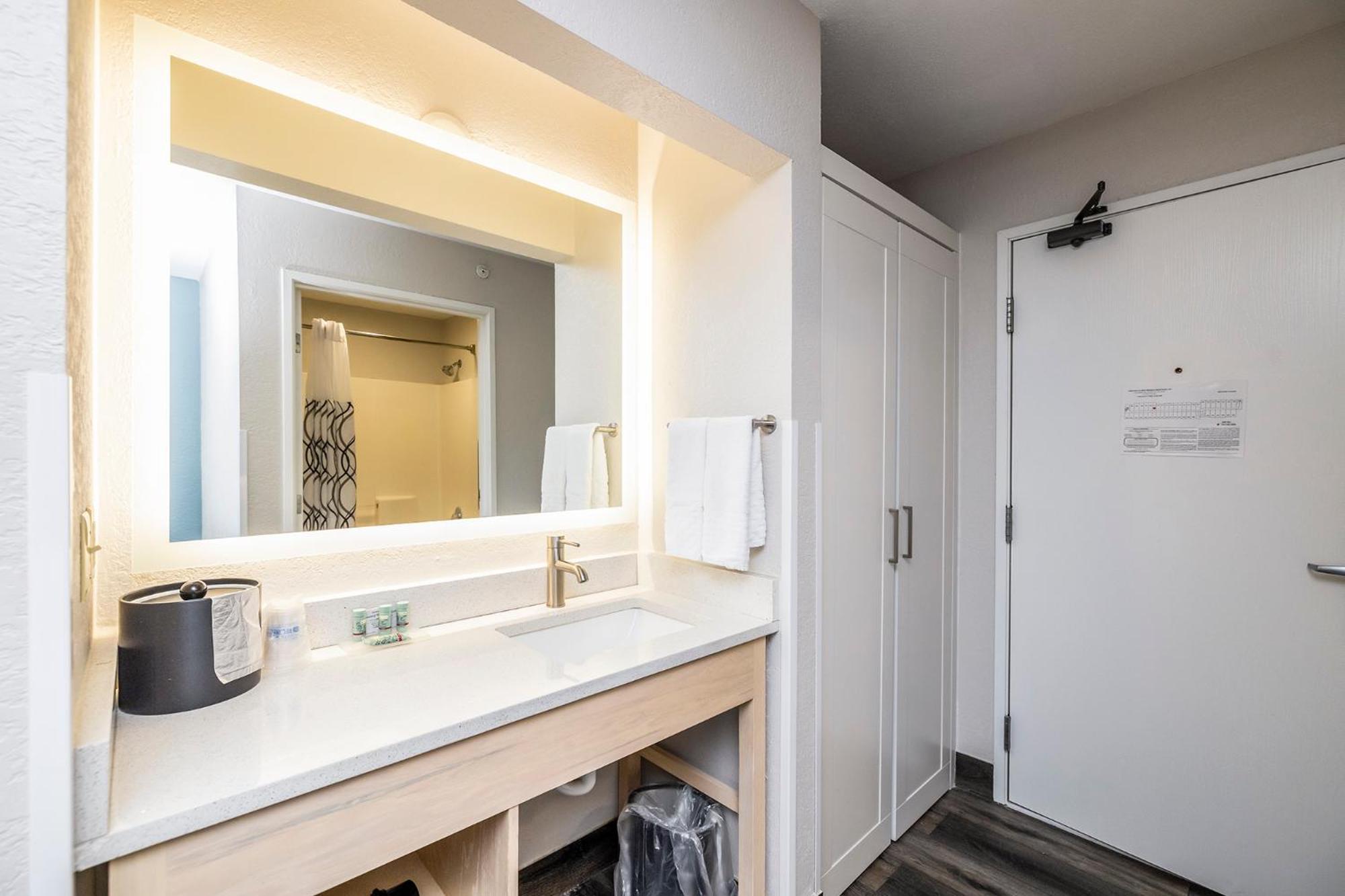 Best Western Watertown Екстер'єр фото